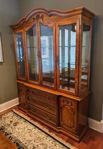 lot 18 image: Thomasville Display HutchCabinet