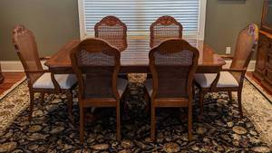 lot 3 image: Elegant Thomasville Dining Table Set