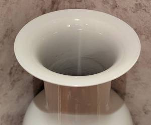 lot 92 image: Cream Ceramic Floor Vase
