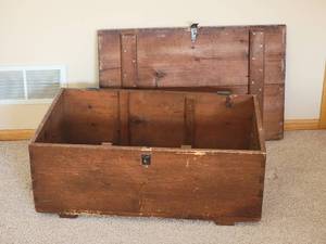 lot 49 image: Primitive Blanket Trunk