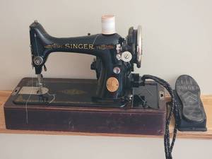 lot 10 image: 1929 Singer Electric Sewing Machine 99-13 & Components