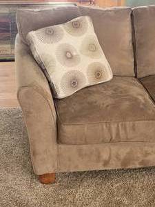 lot 5 image: Contemporary Family Sofa