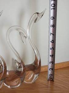 lot 67 image: Dcor Glass Swans