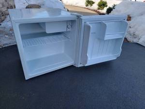 lot 70 image: 1.7 Cuft. Compact Frig
