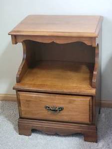 lot 91 image: Classic Vintage Bedside Table
