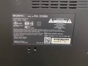 lot 30 image: Sony 32 LCD Digital Color TV KDL-32XBR6