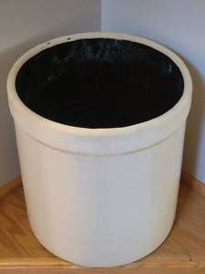 lot 13 image: Beautiful Vintage Buckeye Crock