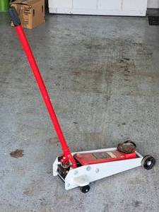 lot 80 image: Larin 3 Ton Hydraulic Garage Jack DQY-6000
