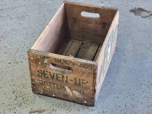 lot 99 image: Vintage 7-Up Wooden Crate