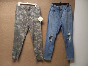 lot 39 image: 2 NEW WOMENS PANTS SIZE 14
