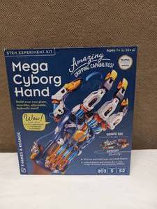 lot 43 image: NEW CONSTRUCT & CREATE HYDRAULIC CYBORG HAND