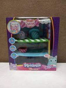 lot 45 image: NEW SQUISHMALLOWS SQUISHVILLE SWEET SHOP PLAYSET