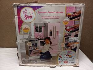 lot 52 image: DISNEY PRINCESS STYLE COLLECTION GOURMET SMART PLAY KITCHEN