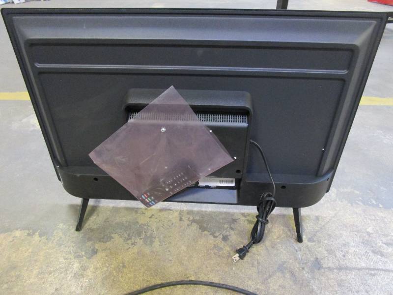 lot 818 image: VIZIO D-Series 32 Class (31.5 Diag) Full HD Smart TV (2 Large Scratches on Screen - See Photo)