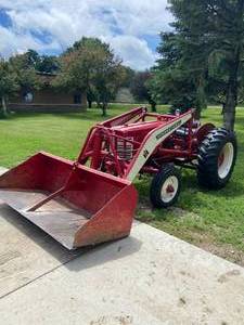 lot 8 image: Farmall 300 Loader Tractor