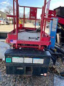 lot 12 image: Manlift w Tracks