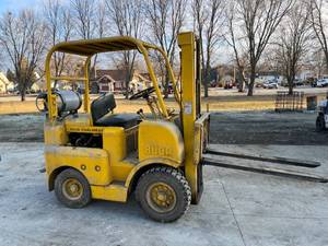 lot 14 image: Allis-Chalmers Buda Forklift