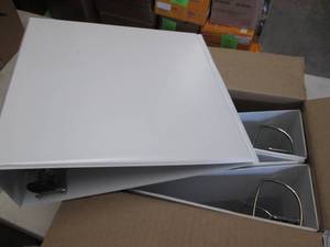 lot 98 image: 4 Avery Heavy-Duty View 3 Ring Bind...