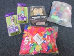lot 277 image: 2 Polly Pockets, Star Trek Collecti...