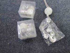 lot 306 image: 3 Bling Ornaments...