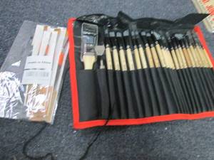 lot 318 image: Artist Brushes...