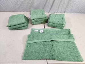 lot 163 image: 12 New Room Essentials Hand Towels
