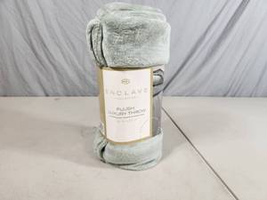 lot 206 image: New Enclave Plush Luxury Throw
