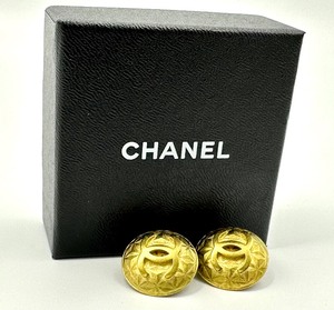 lot 9 image: Pair of Gold Tone Chanel Clip Earrings