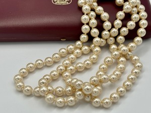 lot 37 image: Vintage Majorica Triple Strand Faux Pearl Necklace