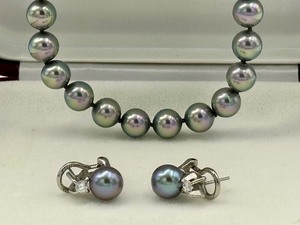 lot 38 image: Majorica Faux Pearl Necklace and Earring Set
