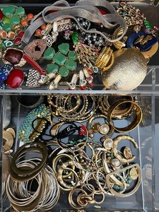 lot 308 image: Crafters Broken Jewelry for Repurpose