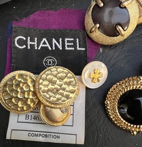 lot 322 image: Buttons, Buttons, and more Buttons