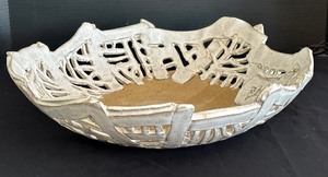 lot 21 image: Artisan Pottery Bowl