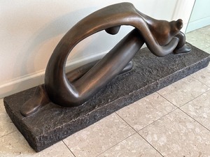 lot 20 image: Lovely Resin Sculpture of a Woman