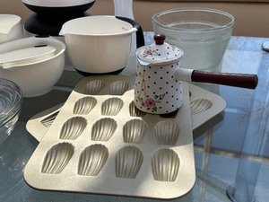 lot 201 image: Variety of Kitchen Items