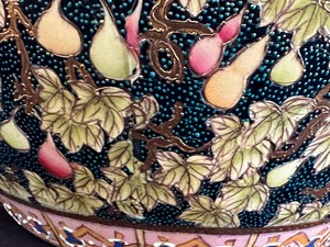 lot 23 image: Beautiful Chinese Decorative Planter