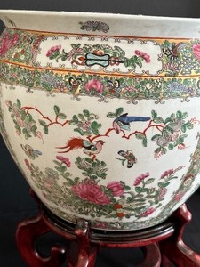 lot 22 image: Beautiful Chinese Planter and Stand
