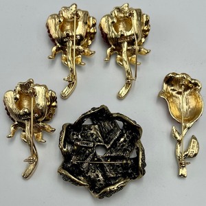 lot 149 image: 5 MONET Rhinestone Flower brooch pins