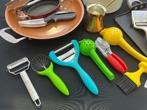 lot 226 image: Nice Variety of Kitchen Items