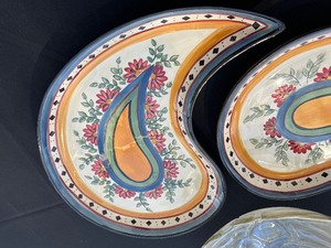 lot 223 image: Pair of Pier 1 Serving Trays and a Decorative Glass Bowl