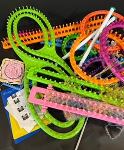 lot 179 image: Knitting Looms of All Sizes & Types With BONUS Books