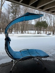 lot 424 image: Fun Bright Blue Outdoor Chair with Umbrella