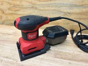 lot 42 image: MILWAUKEE 3 Amp 14 Sheet Corded Palm Sander