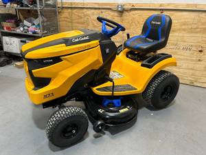 lot 9 image: CUB CADET XT1 Enduro LT 42 in. 56-Volt MAX 60 Ah Battery Lithium-Ion Electric Drive Cordless Riding Lawn Tractor with Charger