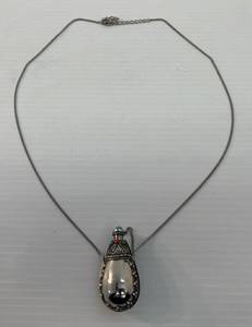 lot 6 image: Vintage Ornate Silver Tone Necklace