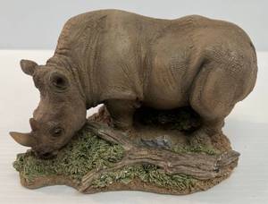 lot 102 image: Vintage Animal Classics United Designs Rhino Statue 7 x 4 12 x 5