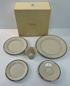 lot 124 image: 2000 Lenox Solitaire 5 Piece Placesetting NIB