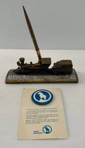 lot 149 image: Vintage William Crooks Locomotive Chalkware Pen Holder And Great Northern Railway Button On Original Card