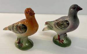 lot 218 image: Vintage Ceramic Hand Painted Pigeon Salt And Pepper Shakers