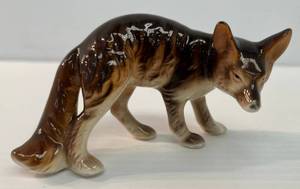 lot 227 image: Vintage Ceramic Fox Figurine 4 12W x 2 34T